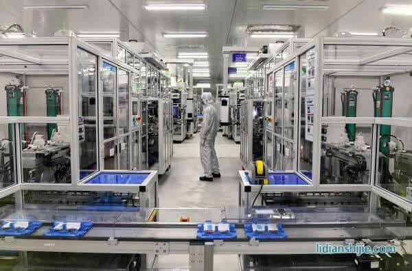 工人在福建寧德時(shí)代新能源科技股份有限公司電芯自動(dòng)化生產(chǎn)車(chē)間工作。