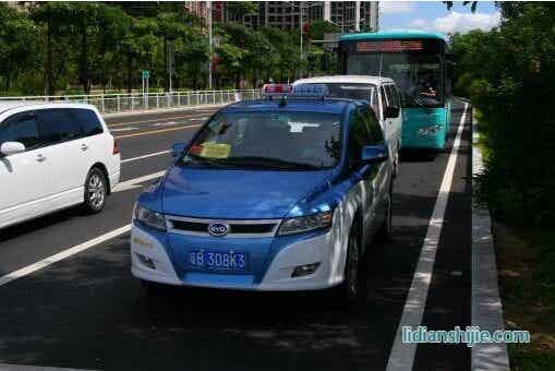 2011年4月11日杭州一輛電動(dòng)出租車在行駛過程中發(fā)生火災(zāi)