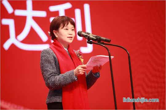 龍華區(qū)委常委、區(qū)政府常務(wù)副區(qū)長(zhǎng)張納沙女士致辭