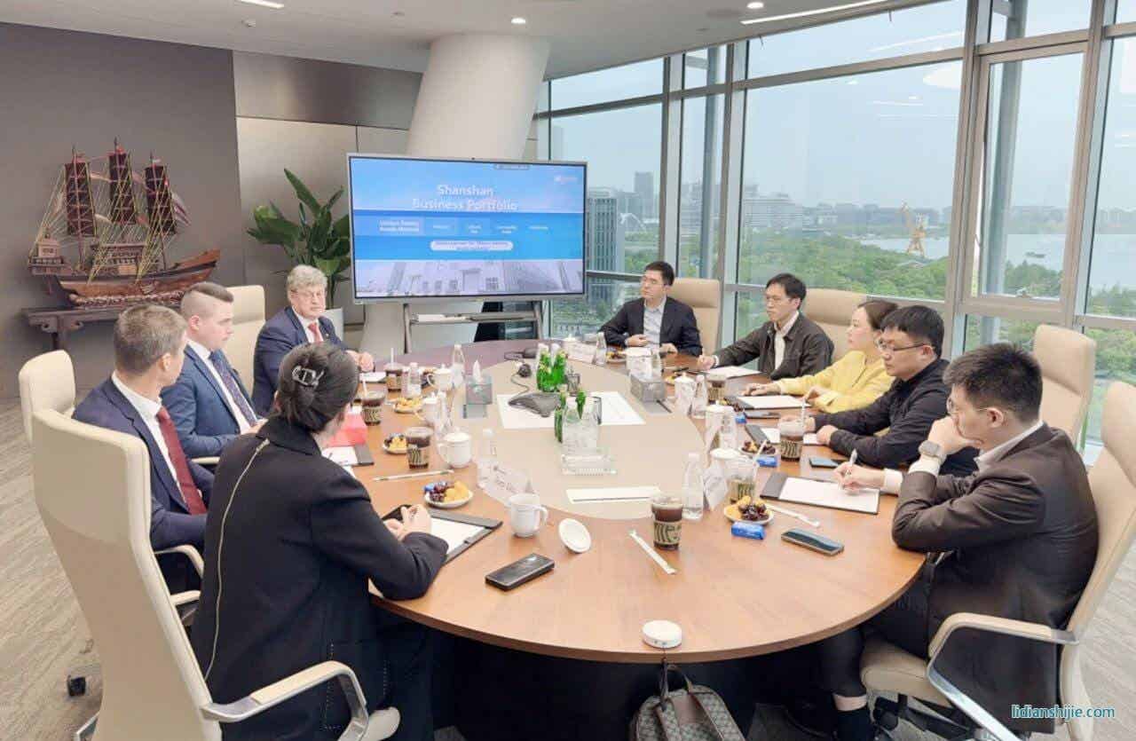 4月19日，芬蘭科斯霍爾姆市議會(huì)主席Christoffer Ingo、市長(zhǎng)Rurik Ahlberg、技術(shù)總監(jiān)Ben Antell及芬蘭投資署成員一行蒞臨杉杉