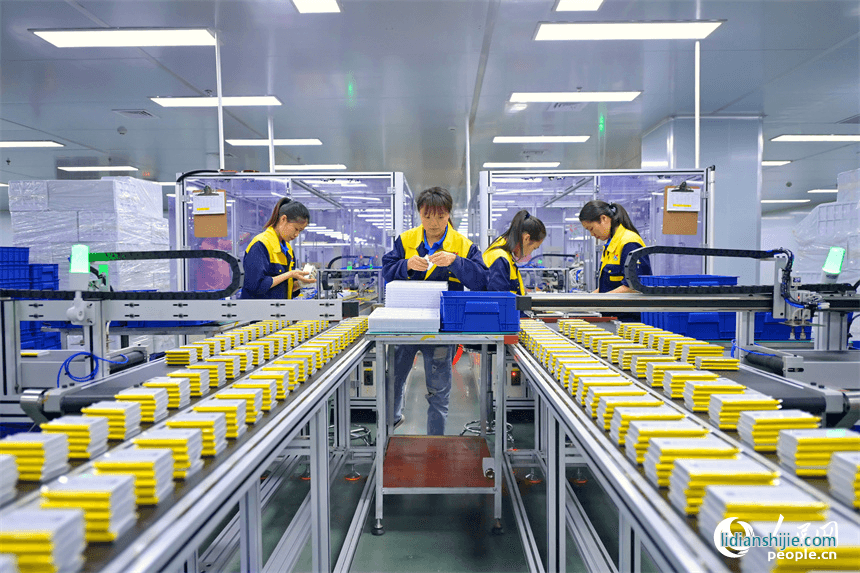 江西省吉安市永新縣工業(yè)開發(fā)區(qū)一車間內(nèi)，工人在自動化產(chǎn)線上加工出口的鋰電池產(chǎn)品